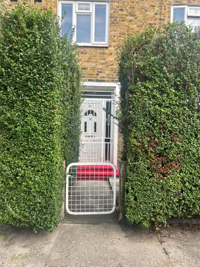 Spacious Bright Double Gazde/Camere de închiriat Londra